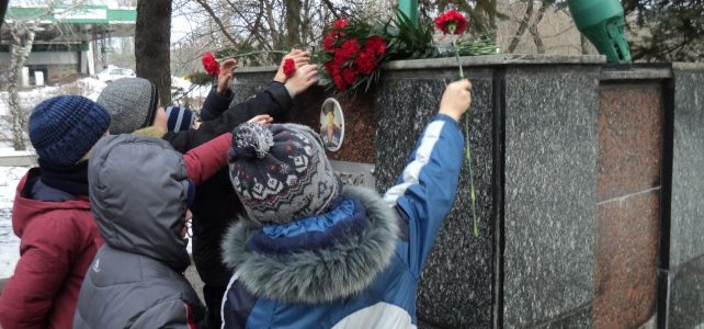 22 февраля — возложение цветов на могилу В. Н. Масловского