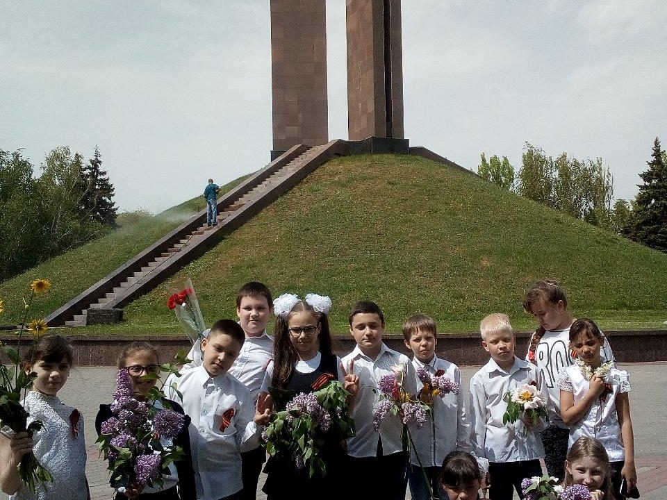 Возложение цветов к памятнику Жертвам фашизма