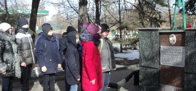 22 февраля 2019 — Члены штаба «Поиск» возложили цветы на могилу Масловского