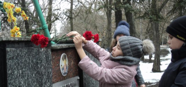 21 февраля — возложение цветов на могилу Масловского